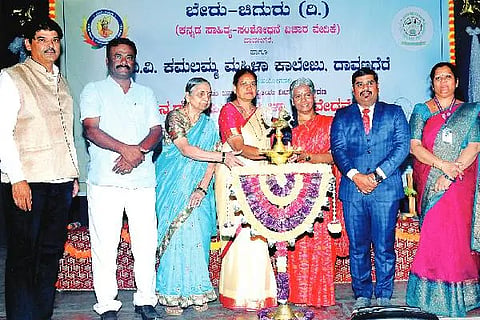 ದಾವಣಗೆರೆಯ ಎವಿಕೆ ಕಾಲೇಜಿನಲ್ಲಿ ಶನಿವಾರ, ‘ಕನ್ನಡ ಸಾಹಿತ್ಯ ಮಹಿಳಾ ಸಂವೇದನೆಗಳು’ ಕುರಿತ ರಾಷ್ಟ್ರೀಯ ವಿಚಾರ ಸಂಕಿರಣವನ್ನು ಕರ್ನಾಟಕ ಲೇಖಕಿಯರ ಸಂಘದ ಅಧ್ಯಕ್ಷೆ ಡಾ.ಎಚ್.ಎಲ್. ಪುಷ್ಪಾ ಉದ್ಘಾಟಿಸಿದರು. ಡಾ. ವಿಜಯಕುಮಾರ ಎಚ್.ಜಿ, ಪ್ರೊ. ಜೆ. ಕರಿಯಪ್ಪ ಮಾಳಿಗೆ, ಜಿ.ಎಸ್. ಸುಶೀಲಾದೇವಿ ಆರ್. ರಾವ್, ಪ್ರೊ. ಕಮಲಾ ಸೊಪ್ಪಿನ್, ಅಂಜಿನಪ್ಪ ಡಿ. ಇದ್ದರು.