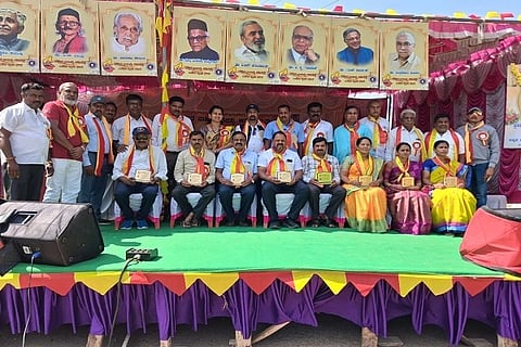 ಕುಶಾಲನಗರ ಸಮೀಪದ ಗಡಿಗ್ರಾಮ ಆವರ್ತಿಯಲ್ಲಿ ಕನ್ನಡ ಸಾಹಿತ್ಯ ಪರಿಷತ್ತು ವತಿಯಿಂದ ನಡೆದ ಕನ್ನಡ ರಾಜ್ಯೋತ್ಸವ ಕಾರ್ಯಕ್ರಮದಲ್ಲಿ ಸಾಧಕರನ್ನು ಸನ್ಮಾನಿಸಲಾಯಿತು. ಕೃಪಾ ದೇವರಾಜ್, ಆವರ್ತಿ ಮಹದೇವಪ್ಪ, ಕೂರ್ಗಲ್ಲು ಶಿವಕುಮಾರ ಸ್ವಾಮಿ, ಶಿವದೇವ್, ರೇಣುಕಾ ಸ್ವಾಮಿ, ದಿಲೀಪ್ ಮತ್ತಿತರರು ಇದ್ದರು.