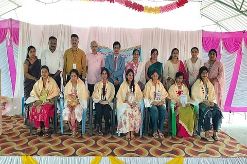 ದ್ವಿತೀಯ ಪಿಯುಸಿಯ ಕನ್ನಡದಲ್ಲಿ ಅತಿ ಹೆಚ್ಚು ಅಂಕ ಗಳಿಸಿದ ಸಾಧಕ ವಿದ್ಯಾರ್ಥಿಗಳಿಗೆ ಸಾಹಿತ್ಯ ಹಾಗೂ ಸಾಂಸ್ಕೃತಿಕ ವೇದಿಕೆ ವತಿಯಿಂದ ಸನ್ಮಾನಿಸಲಾಯಿತು. ಡಾ. ಅಶೋಕ್ ಸಂಗಪ್ಪ ಆಲೂರ, ಆರ್.ಕೆ. ನಾಗೇಂದ್ರ ಬಾಬು, ಡಾ. ಬಿ.ಡಿ. ಚೈತ್ರ, ವಿ.ಜಿ. ಲೋಕೇಶ್, ಕೆ.ಎಸ್. ಮೂರ್ತಿ ಮತ್ತಿತರರು ಇದ್ದರು.