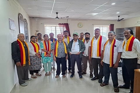 ನಾಮಫಲಕಗಳಲ್ಲಿ ಶೇ.60ರಷ್ಟು ಕನ್ನಡ ಬಳಕೆ ಕಡ್ಡಾಯ ಜಾರಿ ಮಾಡಬೇಕು ಎಂದು ಒತ್ತಾಯಿಸಿ ಕರವೇ ಸ್ವಾಭಿಮಾನಿ ಬಳಗದ ವತಿಯಿಂದ ಜಿಲ್ಲಾ ಪಂಚಾಯಿತಿ ಉಪಕಾರ್ಯದರ್ಶಿ ಅಬ್ದುಲ್ ನಬಿ ಅವರಿಗೆ ಮನವಿ ಸಲ್ಲಿಸಲಾಯಿತು. ಬಿ.ಎ. ಫ್ರಾನ್ಸಿಸ್ ಡಿಸೋಜ, ರಾಜಶೇಖರ್ ಗೌಡ, ಜಯಶ್ರೀ ಮುರುಗೇಶ್, ಶಿವು, ನಾಸಿರ್ ಮತ್ತಿತರರು ಇದ್ದರು.