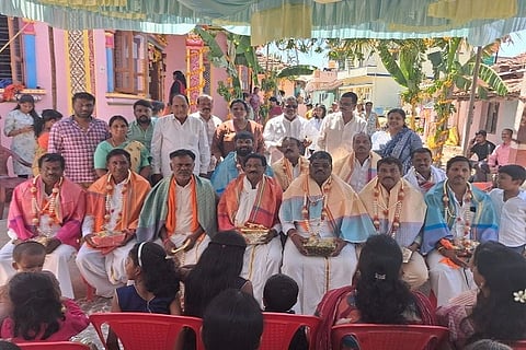 ಕನ್ನಂಬಾಡಮ್ಮ ದೇವಾಲಯ ನಿರ್ಮಾಣಕ್ಕೆ ಶ್ರಮಿಸಿದ ದೇವಾಲಯ ಸಮಿತಿ ಪದಾಧಿಕಾರಿಗಳನ್ನು ಮುಳ್ಳುಸೋಗೆ ಗ್ರಾಮಸ್ಥರ ವತಿಯಿಂದ ಸನ್ಮಾನಿಸಲಾಯಿತು. ಎಂ. ಷಣ್ಮುಖಂ, ಎಂ.ಕೃಷ್ಣ, ಎಂ.ಕೆ.ರಾಜು, ಎಂ.ಹೆಚ್. ಅಣ್ಣೇಗೌಡ, ಎಂ.ಆರ್. ನಂಜುAಡ ಮತ್ತಿತರರು ಇದ್ದರು.