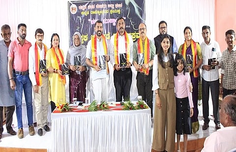 ನಗರದ ಪತ್ರಿಕಾ ಭವನದಲ್ಲಿ ಭಾನುವಾರ ನಡೆದ ಕಾರ್ಯಕ್ರಮದಲ್ಲಿ ಲೇಖಕಿ ರುಬೀನಾ.ಎಂ.ಎ ಅವರ ಚೊಚ್ಚಲ ಕೃತಿ ಕಣ್ಣಾ ಮುಚ್ಚಾಲೆ ಪುಸ್ತಕವನ್ನು ಶಾಸಕ ಡಾ.ಮಂತರ್ ಗೌಡ ಅವರು ಬಿಡುಗಡೆಗೊಳಿಸಿದರು. ಡಾ.ವಾಮನ್ ರಾವ್ ಬೇಕಲ್, ಕೆ.ಆನಂದ ತೀರ್ಥ, ಬೊಳ್ಳಜಿರ ಬಿ.ಅಯ್ಯಪ್ಪ ಇತರರಿದ್ದರು.