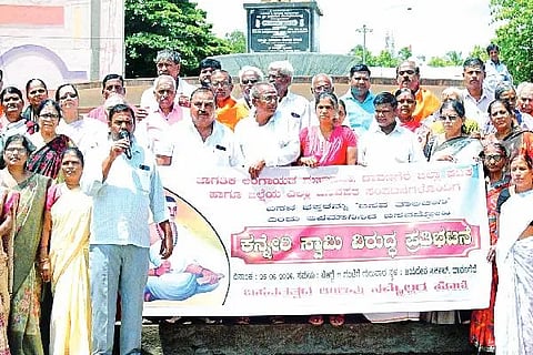 ದಾವಣಗೆರೆಯಲ್ಲಿ ಗುರುವಾರ ಕನ್ನೇರಿ ಮಠದ ಶ್ರೀಗಳ ವಿರುದ್ಧ ಜಾಗತಿಕ ಲಿಂಗಾಯತ ಮಹಾಸಭಾ ಜಿಲ್ಲಾ ಘಟಕದಿಂದ ಪ್ರತಿಭಟನೆ ನಡೆಯಿತು. ಎಂ. ಶಿವಕುಮಾರ್, ಮರುಳಸಿದ್ದಯ್ಯ, ವಿಶ್ವೇಶ್ವರಯ್ಯ, ಶಶಿ ಬಸಾಪುರ, ವೀಣಾ, ಕುಸುಮಾ ಇತರರು ಇದ್ದರು.