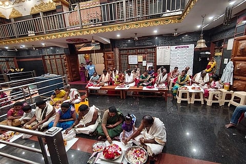 ಆರ್ಯವೈಶ್ಯ ಕುಲದೇವತೆ ಶ್ರೀಮದ್ ವಾಸವಿ ಕನ್ನಿಕಾಪರಮೇಶ್ವರಿ ದೇವಿಯ ಜಯಂತಿಯ ಅಂಗವಾಗಿ ವಾಸವಿ ಮಾತೆಗೆ 13 ದಂಪತಿಗಳು ಪುಷ್ಪಾರ್ಚನೆ ನೆರವೇರಿಸಿದರು.