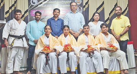 ಶೋಟೋಕಾನ್ ಕರಾಟೆ karate ಇನ್‌ಸ್ಟಿಟ್ಯೂಟ್ ಆಶ್ರಯದಲ್ಲಿ ಆಯೋಜಿಸಿದ್ದ 13ನೇ ಬ್ಲ್ಯಾಕ್ ಬೆಲ್ಟ್ ವಿತರಣೆ ಕಾರ್ಯಕ್ರಮದಲ್ಲಿ ಪ್ರತಿಭಾನ್ವಿತ ಕರಾಟೆ ವಿದ್ಯಾರ್ಥಿಗಳನ್ನು ಗೌರವಿಸಲಾಯಿತು.