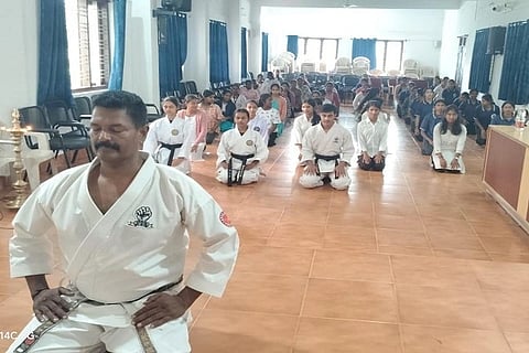 ಕರ್ನಾಟಕದ ಮುಖ್ಯ ತರಬೇತುದಾರ ಚಂದ್ರನ್ ಗೋಜುರ್ಯ ಕಾವೇರಿ ಕಾಲೇಜು ವಿದ್ಯಾರ್ಥಿಗಳಿಗೆ ಸ್ವಯಂ ರಕ್ಷಣೆಯ ತರಬೇತಿ ನೀಡಿದರು.