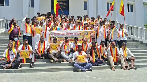 ಕೋಲಾರ ಜಿಲ್ಲಾಡಳಿತ ಭವನದ ಎದುರು ಕರ್ನಾಟಕ ರಕ್ಷಣಾ ವೇದಿಕೆ ಕಾರ್ಯಕರ್ತರು ಮಂಗಳವಾರ ಪ್ರತಿಭಟನೆ ನಡೆದಿಸಿದರು.