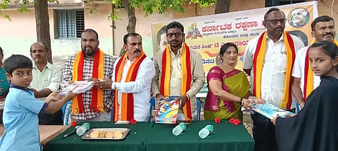 ಕೋಲಾರದ ನೂತನ ಸರ್ಕಾರಿ ಪ್ರೌಢ ಶಾಲೆಯಲ್ಲಿ ಕರ್ನಾಟಕ ರಕ್ಷಣಾ ವೇದಿಕೆ ವತಿಯಿಂದ ಮಕ್ಕಳಿಗೆ ಸರ್ಕಾರಿ ನೌಕರರ ಸಂಘದ ಜಿಲ್ಲಾಧ್ಯಕ್ಷ ಅಜಯ್ ಕುಮಾರ್ ಕಲಿಕಾ ಸಾಮಗ್ರಿಗಳನ್ನು ವಿತರಿಸಿದರು. ಮೇಡಿಕಹಾಳ ರಾಘವೇಂದ್ರ, ತಿಮ್ಮರಾಯಪ್ಪ, ಕೆ.ಎಸ್.ಸುನಂದಮ್ಮ ಇದ್ದರು.