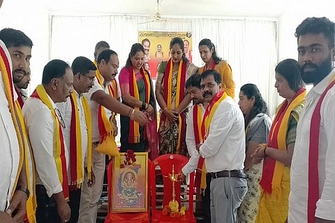 ಕರವೇ ಪ್ರವೀಣ್ ಶೆಟ್ಟಿ ಬಣದಿಂದ ಆಯೋಜಿಸಿದ್ದ ಕನ್ನಡ ರಾಜ್ಯೋತ್ಸವ ಕಾರ್ಯಕ್ರಮ ಮತ್ತು ಪಧಾಧಿಕಾರಿಗಳ ಪದಗ್ರಹಣ ಸಮಾರಂಭವನ್ನು ಹಿರಿಯ ಪತ್ರಕರ್ತ ಮುರಳೀಧರ ಉದ್ಘಾಟಿಸಿದರು. ಕೆ. ಎನ್. ದೀಪಕ್, ಆಸೀಫ್, ವಸಂತ ಮತ್ತಿತರರು ಇದ್ದರು.