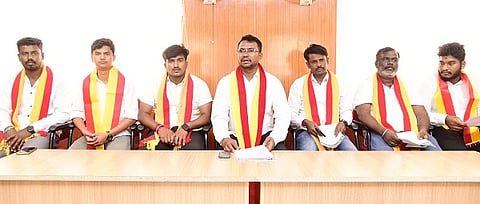  ರೈಲ್ವೆ ಇಲಾಖೆ ಪದನ್ನೋತಿ ಪರೀೆಯಲ್ಲಿ ಕನ್ನಡ ಭಾಷೆ ಕಡೆಗಣನೆ ವಿರೋಧಿಸಿ ಕರವೇ ಜಿಲ್ಲಾಧ್ಯಕ್ಷ ಅರುಣ್​ ಕೃಷ್ಣಯ್ಯ ಸುದ್ದಿಗೋಷ್ಠಿಯಲ್ಲಿ ಮಾತನಾಡಿದರು. ಚೆನ್ನಬಸಪ್ಪ, ಅಂಬರೀಷ್​, ಲಿಂಗರಾಜು, ಮಿಸ್ಬಾ ಬಾರಿ, ಪವನ್​ ಮತ್ತಿತರರು ಇದ್ದರು. 