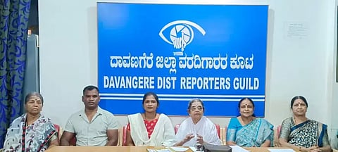  ದಯಾಮರಣ ಹೋರಾಟಗಾರ್ತಿ ಎಚ್.ಬಿ.ಕರಿಬಸಮ್ಮ ದಾವಣಗೆರೆಯಲ್ಲಿ ಸುದ್ದಿಗೋಷ್ಠಿಯಲ್ಲಿ ಮಾತನಾಡಿದರು. ಮಂಜುಳಾ ಬಸವಲಿಂಗಪ್ಪ, ಪ್ರಭಾ ರವೀಂದ್ರ, ಷಹನಾಜ್ ಇತರರಿದ್ದರು. 