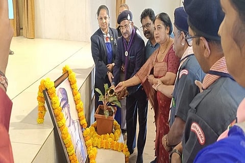 ಭಾರತ್ ಸ್ಕೌಟ್ಸ್ ಮತ್ತು ಗೈಟ್ಸ್ ಮಡಿಕೇರಿ ಸ್ಥಳೀಯ ಸಂಸ್ಥೆ ವತಿಯಿಂದ ಕೊಡಗು ವಿದ್ಯಾಲಯ ಶಾಲೆ ಸಭಾಂಗಣದಲ್ಲಿ ನಡೆದ ಫೀಲ್ಡ್ ಮಾರ್ಷಲ್ ಕಾರ್ಯಪ್ಪ ಜನ್ಮದಿನಾಚರಣೆ ಮತ್ತು ರಸ್ತೆ ಸುರಕ್ಷತಾ ಸಪ್ತಾಹ ಕಾರ್ಯಕ್ರಮವನ್ನು ಎಂದು ಭಾರತ್ ಸ್ಕೌಟ್ಸ್ ಮತ್ತು ಗೈಡ್ಸ್ ಜಿಲ್ಲಾ ಪ್ರಧಾನ ಆಯುಕ್ತ ಬೇಬಿ ಮ್ಯಾಥ್ಯು ಉದ್ಘಾಟಿಸಿದರು. ಮೈಥಿಲಿ ರಾವ್, ಈರಮಂಡ ಹರಿಣಿ ವಿಜಯ್, ಕೆ.ಎಸ್. ಸುಮಿತ್ರ, ಪಿ. ರವಿ ಮತ್ತಿತರರು ಇದ್ದರು.