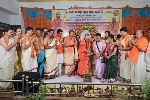 ದೈವಜ್ಞ ಬ್ರಾಹ್ಮಣ ಸಮಾಜದಿಂದ ಏರ್ಪಡಿಸಿದ್ದ ಪ್ರತಿಭಾ ಪುರಸ್ಕಾರ ಕಾರ್ಯಕ್ರಮವನ್ನು ಶ್ರೀ ಸಚ್ಚಿದಾನಂದ ಜ್ಞಾನೇಶ್ವರ ಭಾರತೀ ಸ್ವಾಮೀಜಿ ಉದ್ಘಾಟಿಸಿದರು. ಆರ್.ಗಿರೀಶ್, ಎಸ್.ಪಾಂಡುರಂಗ ಶೇಟ್, ನಿರ್ಮಲಾ ಪ್ರಕಾಶ್ ಇತರರಿದ್ದರು.