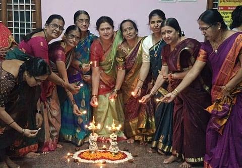 ಗಂಗಾವತಿ ಶ್ರೀ ಶಾರದಾಂಬೆ ದೇವಾಲಯದಲ್ಲಿ ಕಾರ್ತಿಕ ದೀಪೋತ್ಸವಕ್ಕೆ ರಾಜ್ಯ ಪ್ರಶಸ್ತಿ ಪುರಸ್ಕೃತ ಶಿಕ್ಷಕಿ ಕವಿತಾ ದಿಗ್ಗಾವಿ ಶನಿವಾರ ಚಾಲನೆ ನೀಡಿದರು. ಭಜನಾ ಮಂಡಳಿ ಸದಸ್ಯರಾದ ಶಕುಂತಲಾ, ಶ್ರೀದೇವಿ ಇತರರಿದ್ದರು.