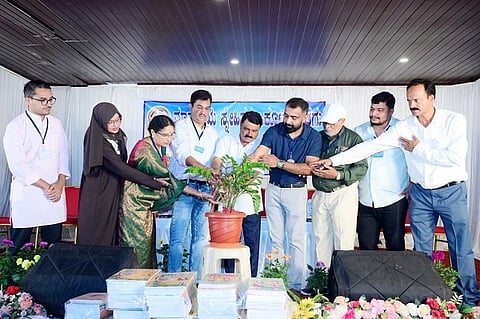 ಮಡಿಕೇರಿಯ ಅಂಬೇಡ್ಕರ್ ಭವನದಲ್ಲಿ ನಡೆದ ಜಿಲ್ಲಾ ಮಟ್ಟದ ಕಾರುಣ್ಯ ಕಾರ್ಯಕ್ರಮವನ್ನು ಹೆಚ್.ಎಂ.ನಂದಕುಮಾರ್ ಉದ್ಘಾಟಿಸಿದರು. ಡಾ.ಮುಸ್ತಫಾ, ಶಶಿಕುಮಾರ್ ಚೆಟ್ಟಳ್ಳಿ, ಎಚ್.ಟಿ.ಅನಿಲ್ ಇತರರಿದ್ದರು.
