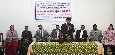  ನಗರದ ಜಿಲ್ಲಾ ನ್ಯಾಯಾಲಯ ಆವರಣದಲ್ಲಿ ಅರೆಕಾಲಿಕ ಕಾನೂನು ಸ್ವಯಂ ಸೇವಕರಿಗೆ ಆಯೋಜಿಸಿದ್ದ ತರಬೇತಿ ಕಾರ್ಯಾಗಾರದಲ್ಲಿ ಹೊಸಮನಿ ಪುಂಡಲಿಕ ಅವರು ಮಾತನಾಡಿದರು. ಸಿ.ಟಿ.ಜೋಸೆಫ್, ಕೆ.ಪಿ.ಬಾಲಸುಬ್ರಹ್ಮಣ್ಣಂ, ಶುಭ ಇತರರಿದ್ದರು.