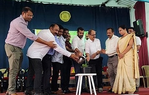 ಸಂತ ಮೈಕಲರ ಶಾಲಾ ಸಭಾಂಗಣದಲ್ಲಿ ನಡೆದ ಶಿಬಿರವನ್ನು ಡಾ.ಮಂತರ್‌ಗೌಡ ಉದ್ಘಾಟಿಸಿದರು. ರತ್ನಾಕರ್ ರೈ, ಕಾರ್ಯಪ್ಪ, ಬಿ.ಜಿ.ಅನಂತಶಯನ ಇತರರು ಇದ್ದರು.