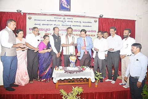 ಅರೆಭಾಷೆ ವಿಚಾರ ಸಂಕಿರಣ ಮತ್ತು ಪದ ಕಟ್ಟುವ ಕಾರ್ಯಗಾರದಕ್ಕೆ ಅಶೋಕ ಸಂಗಪ್ಪ ಅವರು ಚಾಲನೆ ನೀಡಿದರು. ಸದಾನಂದ ಮಾವಜಿ, ಪ್ರೊ.ಮೆರಾಘವ.ಬಿ ಇತರರು ಇದ್ದರು.