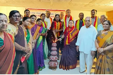 ಹುಬ್ಬಳ್ಳಿಯಲ್ಲಿ ಆಯೋಜಿಸಿದ್ದ (Charity lecture)ದಿ. ಈಶ್ವರಗೌಡ ಚನ್ನಪ್ಪಗೌಡ್ರ ಮತ್ತು ದಿ. ಯಲ್ಲಮ್ಮ ಚನ್ನಪ್ಪಗೌಡ್ರ ದತ್ತಿ ಉಪನ್ಯಾಸ ಹಾಗೂ ಜಾನಪದ ಕಾರ್ಯಕ್ರಮವನ್ನು ಹಿರಿಯ ರಂಗಕರ್ವಿು ವೀಣಾ ಅಠವಲೆ ಉದ್ಘಾಟಿಸಿದರು. 