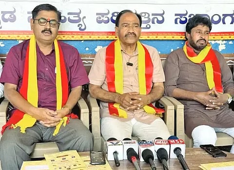 ವಿಜಯಪುರ ನಗರದ ಕನ್ನಡ ಸಾಹಿತ್ಯ ಪರಿಷತ್ ಸಭಾಭವನದಲ್ಲಿ ಕಸಾಪ ಜಿಲ್ಲಾಧ್ಯಕ್ಷ ಹಾಸಿಂಪೀರ ವಾಲಿಕಾರ ಸುದ್ದಿಗೋಷ್ಠಿ ನಡೆಸಿದರು. ಆನಂದ ಕುಲಕರ್ಣಿ, ಅಭಿಷೇಕ ಚಕ್ರವರ್ತಿ ಇದ್ದಾರೆ.