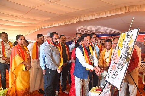  ಹರದಾಸ ಅಪ್ಪನೆರವಂಡ ಅಪ್ಪಚ್ಚ ಕವಿ ವೇದಿಕೆಯಲ್ಲಿ ನಡೆದ ತಾಲೂಕಿನ ೧೨ನೇ ಕನ್ನಡ ಸಾಹಿತ್ಯ ಸಮ್ಮೇಳನ ಕಾರ್ಯಕ್ರಮಕ್ಕೆ ಕೆ.ಜಿ.ಬೋಪಯ್ಯ ಅವರು ಚಾಲನೆ ನೀಡಿದರು. ಎಂ.ಪಿ.ಕೇಶವ ಕಾಮತ್, ಟಿ.ಪಿ.ರಮೇಶ್ ಇತರರಿದ್ದರು.