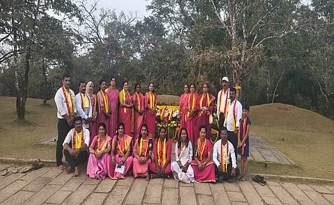 ಶಿವಮೊಗ್ಗದ ಕುಪ್ಪಳ್ಳಿಯ ಕವಿಮನೆ ಕವಿಶೈಲದಲ್ಲಿ ವಿಶ್ವ ಮಾನವ ದಿನಾಚರಣೆಯನ್ನು ಅರ್ಥಪೂರ್ಣವಾಗಿ ಇತ್ತೀಚೆಗೆ ಆಚರಿಸಲಾಯಿತು. ಹರಿಣಿ ವಿಜಯ್, ರೋಸ್ಲಿ, ಪುದಿಯೊಕ್ಕಡ ರಮ್ಯಾ ಇತರರಿದ್ದರು.