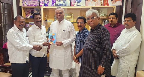 ಕಲಬುರಗಿಯಲ್ಲಿ ನಡೆಸಲು ಉz್ದೆÃಶಿಸಿರುವ ಕನ್ನಡ ಸಾಹಿತ್ಯ ಸಮ್ಮೇಳನ ಕುರಿತಂತೆ ಜಿಲ್ಲಾ ಉಸ್ತುವಾರಿ ಸಚಿವ ಪ್ರಿಯಾಂಕ್ ಖರ್ಗೆಯವರನ್ನು ಭೇಟಿ ಮಾಡಿದ ಕಸಾಪ ನಿಯೋಗ ಗೌರವಪೂರಕ ಪುಸ್ತಕ ನೀಡಿ ಚರ್ಚಿಸಿತು. ವಿಜಯಕುಮಾರ ತೇಗಲತಿಪ್ಪಿ, ಶಿವರಾಜ ಅಂಡಗಿ, ಧರ್ಮಣ್ಣ ಧನ್ನಿ ಇತರರಿದ್ದರು.