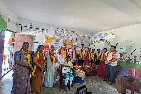 ಹುದಿಕೇರಿ ಲಿಟಲ್ ಫ್ಲವರ್ಸ್ ಶಾಲೆಯಲ್ಲಿ ನಡೆದ ಕೈಬುಲಿರ ಬೋಪಯ್ಯ ಸ್ಮಾರಕ ದತ್ತಿ ಕಾರ್ಯಕ್ರಮದಲ್ಲಿ 2024-25 ನೇ ಸಾಲಿನ 10ನೇ ತರಗತಿಯ ಪರೀಕ್ಷೆಯಲ್ಲಿ ಕನ್ನಡ ಮಾಧ್ಯಮದಲ್ಲಿ ಅತಿ ಹೆಚ್ಚು ಅಂಕ ಪಡೆದ ಸೋಮವಾರಪೇಟೆ ತಾಲೂಕಿನ ನೀಡ್ತಾ ಗ್ರಾಮದ ಸರ್ಕಾರಿ ಪ್ರೌಢಶಾಲೆಯ ವಿದ್ಯಾರ್ಥಿನಿ ಜೆ.ಎಸ್. ಪೂರ್ವಿಕಳನ್ನು ಸನ್ಮಾನಿಸಲಾಯಿತು. ಕೋಳೆರ ದಯಾ ಚಂಗಪ್ಪ, ಕುಲ್ಲಚಂಡ ಪ್ರಮೋದ್ ಗಣಪತಿ, ಉಳುವಂಗಡ ಕಾವೇರಿ ಉದಯ್, ಕೆ.ಎಲ್. ರಶ್ಮಿ ಆಶಾ ಜ್ಯೋತಿ ಸತೀಶ್ ಮತ್ತಿತರರು ಇದ್ದರು.