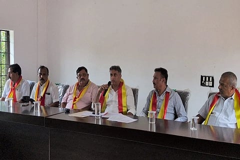 ಪೊನ್ನಂಪೇಟೆ ತಾಲೂಕು ಪ್ರಥಮ ಕನ್ನಡ ಸಾಹಿತ್ಯ ಸಮ್ಮೇಳನದ ಪೂರ್ವಭಾವಿ ಸಭೆಯಲ್ಲಿ ವಿರಾಜಪೇಟೆ ಶಾಸಕರೂ ಆಗಿರುವ ಮುಖ್ಯಮಂತ್ರಿಗಳ ಕಾನೂನು ಸಲಹೆಗಾರ ಎ.ಎಸ್. ಪೊನ್ನಣ್ಣ ಮಾತನಾಡಿದರು.ಎಂ.ಪಿ. ಕೇಶವ ಕಾಮತ್, ಕೋಳೆರ ದಯಾ ಚಂಗಪ್ಪ, ಅಣ್ಣಳಮಾಡ ಲಾಲಾ ಅಪ್ಪಣ್ಣ, ಕಾಳಿಮಾಡ ಪ್ರಶಾಂತ, ಬಾನಂಗಡ ಅರುಣ ಇದ್ದರು.