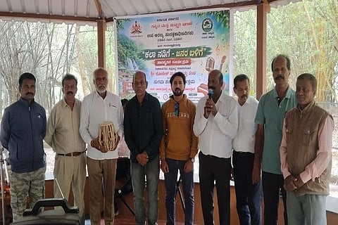 ಕುಶಾಲನಗರದ ಕಾವೇರಿ ನಿಸರ್ಗಧಾಮದಲ್ಲಿ ಏರ್ಪಡಿಸಿದ್ದ ಕಲಾನಡಿಗೆ ಜನರ ಬಳಿಗೆ ಕಾರ್ಯಕ್ರಮದಲ್ಲಿ ಕೊಡಗು ಜಿಲ್ಲಾ ಕಸಾಪ ಮಾಜಿ ಅಧ್ಯಕ್ಷ ಬಿ.ಎಸ್. ಲೋಕೇಶ್ ಸಾಗರ್ ಮಾತನಾಡಿದರು. ಸಬಲಂ ಭೋಜಣ್ಣ ರೆಡ್ಡಿ, ಬಿ.ಸಿ. ಶಂಕರಯ್ಯ, ಕೃಷ್ಣಮೂರ್ತಿ, ಕೆ.ಕೆ. ನಾಗರಾಜ್ ಶೆಟ್ಟಿ ಮತ್ತಿತರರು ಇದ್ದರು.