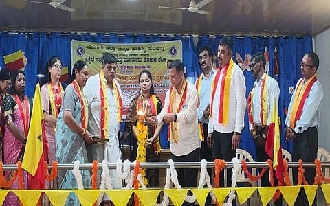 ಅವರೆಮಾದಂಡ ಶರಣ್ ಪೂಣಚ್ಚ ದತ್ತಿನಿಧಿ ಸ್ವೀಕಾರ, ಶಿಕ್ಷಣದ ಬೆಳಕು ಕಥಾಸ್ಪರ್ಧೆಯ ಬಹುಮಾನ ವಿತರಣೆ ಹಾಗೂ ಕನ್ನಡ ಸಾಹಿತ್ಯ ಪರಿಷತ್ತಿನ ಸದಸ್ಯತ್ವ ಅಭಿಯಾನ ಕಾರ್ಯಕ್ರಮವನ್ನು ಟಿ.ಪಿ.ರಮೇಶ್ ಅವರು ಉದ್ಘಾಟಿಸಿದರು. ಕೇಶವ ಕಾಮತ್, ಈರಮಂಡ ಹರಿಣಿ ವಿಜಯ್ ಇತರರಿದ್ದರು.