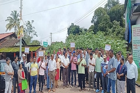 ಕಸ್ತೂರಿ ರಂಗನ್ ವರದಿ ಸಂಬAಧ ಅಧಿಸೂಚನೆಯಲ್ಲಿ ಪರಿಸರ ಸೂಕ್ಷö್ಮ ವಲಯವೆಂದು ಸೇರ್ಪಡೆಗೊಂಡಿರುವ ಹಿನ್ನೆಲೆಯಲ್ಲಿ ಕುಂದಚೇರಿ ಚೆಟ್ಟಿಮಾನಿ ಗ್ರಾ.ಪಂ ವ್ಯಾಪ್ತಿಯ ಕುಂದಚೇರಿ ಮತ್ತು ಕೋಪಟ್ಟಿ ಗ್ರಾಮಸ್ಥರು ಪ್ರತಿಭಟನೆ ನಡೆಸಿದರು. ಕೀರ್ತಿ ಉತ್ತಪ್ಪ, ಕೆದಂಬಾಡಿ ಜಯಪ್ರಕಾಶ್, ಕಾವೇರಮ್ಮ, ಮಂಗೇರಿರ ಜಗದೀಶ್, ಕೀರ್ತಿ ಕುಮಾರ್, ಕೆ.ಯು. ಹ್ಯಾರೀಶ್, ದಬ್ಬಡ್ಕ ಇ. ಶ್ರೀಧರ್ ಮತ್ತಿತರರು ಇದ್ದರು.