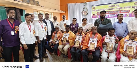 ಹುಬ್ಬಳ್ಳಿಯ labor ಶ್ರಮಿಕ ಭವನದಲ್ಲಿ ಧಾರವಾಡ ಜಿಲ್ಲಾ ಕಟ್ಟಡ ಮತ್ತು ಅಸಂಘಟಿತ ಕಾರ್ಮಿಕರ ಹಿತರಕ್ಷಣಾ ಸಂಘದ ಉದ್ಘಾಟನಾ ಕಾರ್ಯಕ್ರಮದಲ್ಲಿ ರಿಯ ಕಾರ್ಮಿಕರನ್ನು ಗೌರವಿಸಲಾಯಿತು. 