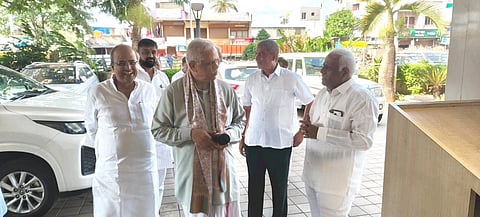 ಬೆಳಗಾವಿ ನಗರದ ಖಾಸಗಿ ಹೋಟೆಲ್​ನಲ್ಲಿ ಮಂಗಳವಾರ ಬಿ.ಎಲ್​.ಸಂತೋಷ ಅವರನ್ನು ಬಾಲಚಂದ್ರ ಜಾರಕಿಹೊಳಿ, ಈರಣ್ಣ ಕಡಾಡಿ, ಮಹಾಂತೇಶ ಕಟವಗಿಮಠ ಬರಮಾಡಿಕೊಂಡರು.