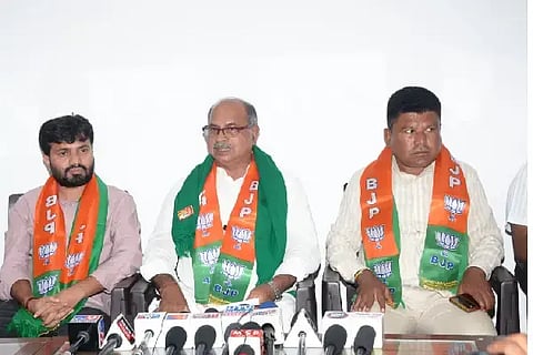 ವಿಜಯಪುರ ನಗರದ ಬಿಜೆಪಿ ಕಚೇರಿಯಲ್ಲಿ ಮುಖಂಡ ಚಂದ್ರಶೇಖರ ಕವಟಗಿ ಸುದ್ದಿಗೋಷ್ಠಿ ನಡೆಸಿದರು. ಬಿಜೆಪಿ ರೈತ ಮೋರ್ಚಾ ಜಿಲ್ಲಾಧ್ಯಕ್ಷ ಬಾಲರಾಜ್ ರೆಡ್ಡಿ,  ಮಲ್ಲು ಕಲಾದಗಿ ಮತ್ತಿತರರಿದ್ದಾರೆ.