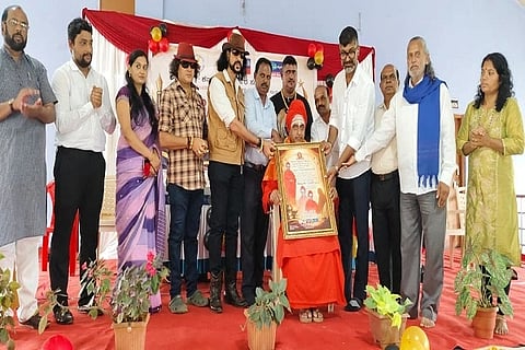 ಕರ್ನಾಟಕ ಪತ್ರಕರ್ತರ ಸಂಘದ ವತಿಯಿಂದ ಕುಶಾಲನಗರದಲ್ಲಿ ನಡೆದ ಪತ್ರಿಕಾ ದಿನಾಚರಣೆ ಮತ್ತು ಕಾವೇರಿ ರತ್ನ ಪ್ರಶಸ್ತಿ ಪ್ರದಾನ ಸಮಾರಂಭದಲ್ಲಿ ಕಿರಿಕೊಡ್ಲಿ ಮಠದ ಸದಾಶಿವ ಸ್ವಾಮೀಜಿ ಅವರಿಗೆ ಕಾಯಕ ಯೋಗಿ ಪ್ರಶಸ್ತಿ ಪ್ರದಾನ ಮಾಡಲಾಯಿತು.