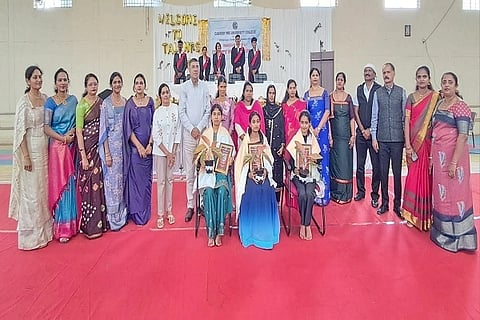 ಗೋಣಿಕೊಪ್ಪಲು ಕಾವೇರಿ ಪದವಿ ಪೂರ್ವ ಕಾಲೇಜಿನ ವಿದ್ಯಾರ್ಥಿ ಕ್ಷೇಮಾಭಿವೃದ್ಧಿ ಸಂಘದ ಉದ್ಘಾಟನಾ ಸಮಾರಂಭದಲ್ಲಿ ಸಾಧಕ ವಿದ್ಯಾರ್ಥಿಗಳನ್ನು ಸನ್ಮಾನಿಸಲಾಯಿತು. ಡಾ. ಎಂ. ಅಪೂರ್ವ ಪ್ರಸನ್ನ, ಮಂಡೆಪAಡ ಸುಗುಣ ಮುತ್ತಣ್ಣ, ಪ್ರೊ. ಎಸ್. ಎಸ್. ಮಾದಯ್ಯ, ವಿಪ್ರ ನೀಲಮ್ಮ ಮತ್ತಿತರರು ಇದ್ದರು.