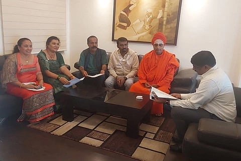  ಕಾವೇರಿ ನದಿ ಸ್ವಚ್ಛತೆ ಕಾಪಾಡಿಕೊಳ್ಳುವ ಸಂಬAಧ ತೆಗೆದುಕೊಳ್ಳಬೇಕಾದ ಕ್ರಮಗಳ ಬಗ್ಗೆ ಕಾವೇರಿ ನದಿ ಸ್ವಚ್ಛತಾ ಆಂದೋಲನ ಸಮಿತಿ ವತಿಯಿಂದ ಜಿಲ್ಲಾಧಿಕಾರಿ ಎಸ್.ಜೆ. ಸೋಮಶೇಖರ್ ಅವರನ್ನು ಭೇಟಿ ಮಾಡಿ ಚರ್ಚಿಸಲಾಯಿತು. ಶ್ರೀ ಸದಾಶಿವ ಸ್ವಾಮೀಜಿ, ಎಂ.ಎನ್. ಚಂದ್ರಮೋಹನ್, ವನಿತಾ ಚಂದ್ರಮೋಹನ್, ಕೊಕ್ಕಲೆರ ಧರಣಿ, ಪ್ರದೀಪ್ ಇದ್ದರು.