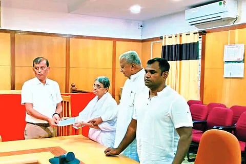 ದಾವಣಗೆರೆ ಜಿಲ್ಲಾಡಳಿತ ಭವನದಲ್ಲಿ ಸೋಮವಾರ ನಿವೃತ್ತ ಶಿಕ್ಷಕಿ ಕರಿಬಸಮ್ಮ, ಯೋಧರ ಕಲ್ಯಾಣ ನಿಧಿಗೆ 10 ಲಕ್ಷ ರೂ.ಗಳ ಚೆಕ್‌ನ್ನು ಜಿಲ್ಲಾಧಿಕಾರಿ ಜಿ.ಎಂ. ಗಂಗಾಧರ ಸ್ವಾಮಿ ಅವರಿಗೆ ಹಸ್ತಾಂತರಿಸಿದರು. ಡಾ.ಎ.ಎಚ್. ಶಿವಯೋಗಿಸ್ವಾಮಿ ಇದ್ದರು.