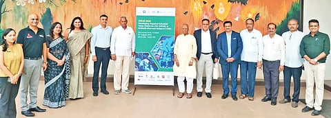 hdb workshop ಹುಬ್ಬಳ್ಳಿಯಲ್ಲಿ ಏರ್ಪಡಿಸಿದ್ದ ಡ್ರೈವ್​ ಎಚ್​ಡಿಬಿ ಕಾರ್ಯಾಗಾರದಲ್ಲಿ ಕೆಸಿಸಿಐ ಅಧ್ಯಕ್ಷ ಜಿ.ಕೆ. ಆದಪ್ಪಗೌಡರ, ಶಂಕರಣ್ಣ ಮುನವಳ್ಳಿ, ಸಂಜಯ್​ ಅಲಮೇಲಕರ, ಉದಯ ರೇವಣಕರ ಇತರರು ಪಾಲ್ಗೊಂಡಿದ್ದರು.