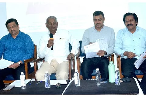 ಕರ್ನಾಟಕ ವಾಣಿಜ್ಯೋದ್ಯಮ ಸಂಸ್ಥೆಯ (Demanding 5 crores) ಅಧ್ಯಕ್ಷ ಜಿ.ಕೆ. ಆದಪ್ಪಗೌಡರ್ ಮಂಗಳವಾರ ಸುದ್ದಿಗೋಷ್ಠಿಯಲ್ಲಿ ಮಾತನಾಡಿದರು. ಸಂಸ್ಥೆಯ ಉಪಾಧ್ಯಕ್ಷರಾದ ಪ್ರವೀಣ ಅಗಡಿ, ಸಿದ್ದೇಶ್ವರ ಕಮ್ಮಾರ, ಕಾರ್ಯದರ್ಶಿ ಉದಯ ರೇವಣಕರ, ಜಂಟಿ ಕಾರ್ಯದರ್ಶಿ ಪ್ರಕಾಶ ಶೃಂಗೇರಿ ಇದ್ದರು.