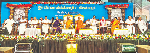  ಶರವೂರು ಶ್ರೀ ದುರ್ಗಾಪರಮೆಶ್ವರಿ ದೇವಸ್ಥಾನ ಬ್ರಹ್ಮಕಲಶೋತ್ಸವ ಧಾರ್ಮಿಕ ಸಭೆಯಲ್ಲಿ ಕಾಣಿಯೂರು ಮಠಾಧೀಶ ಶ್ರೀ ವಿದ್ಯಾವಲ್ಲಭ ತೀರ್ಥ ಸ್ವಾಮೀಜಿ ಆಶೀರ್ವಚನ ನೀಡಿದರು. ಪೇಜಾವರ ಮಠಾಧೀಶ ವಿಶ್ವಪ್ರಸನ್ನ ತೀರ್ಥ ಶ್ರೀಪಾದರು, ಕಾವು ಹೇಮನಾಥ ಶೆಟ್ಟಿ, ಡಾ.ಹೇಮಂತ್ ರೈ ಮನವಳಿಕೆಗುತ್ತು ಇತರರಿದ್ದರು.  