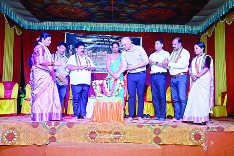 ಪೆರಾಬೆ ಸರ್ಕಾರಿ ಪ್ರಾಥಮಿಕ ಶಾಲೆಯ ವಾರ್ಷಿಕೋತ್ಸವ ‘ಹೆಜ್ಜೆಗೆಜ್ಜೆ ನಾದ’ವನ್ನು ಪುತ್ತೂರು ಮತ್ತು ಕಡಬ ತಾಲೂಕು ಮುಖ್ಯ ಕಾರ್ಯನಿರ್ವಹಣಾಧಿಕಾರಿ ನವೀನ್ ಭಂಡಾರಿ ಉದ್ಘಾಟಿಸಿದರು.