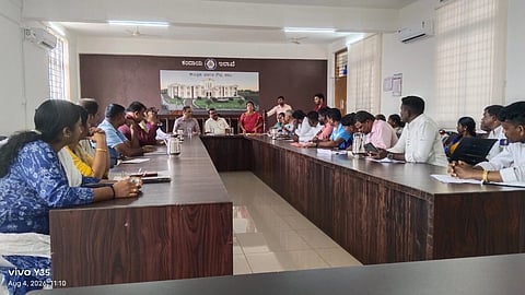  ಕಡಬ ತಾಲೂಕು ಆಡಳಿತ ಸೌಧದ ಸಭಾಂಗಣದಲ್ಲಿ ತಾಲೂಕುಮಟ್ಟದ ಪರಿಶಿಷ್ಟ ಜಾತಿ-ಪಂಗಡದ ಕುಂದುಕೊರತೆ ಸಭೆ ನಡೆಯಿತು.  ತಹಸೀಲ್ದಾರ್ ಗಣೇಶ ಸವಣೂರು, ತೋಟಗಾರಿಕಾ ಇಲಾಖೆ ಅಧಿಕಾರಿ ರೇಖಾ, ಪಿಡಿಒ ಆನಂದ್ ಗೌಡ ಮೊದಲಾದವರಿದ್ದರು.