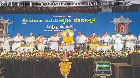  ಶರವೂರು ದೇವಸ್ಥಾನ ಬ್ರಹ್ಮಕಲಶ ಧಾರ್ಮಿಕ ಸಭೆಯಲ್ಲಿ ಶ್ರೀಧಾಮ ಮಾಣಿಲ ಮೋಹನದಾಸ ಪರಮಹಂಸ ಸ್ವಾಮೀಜಿ ಆರ್ಶೀವಚನ ನೀಡಿದರು. ಪ್ರಮುಖರಾದ  ಕೆ.ಸುಬ್ರಹ್ಮಣ್ಯ ರಾವ್, ಡಾ.ಮಮತಾ ಪಿ.ಶೆಟ್ಟಿ, ಸುದರ್ಶನ ರೈ, ವಿಠಲ ರೈ ಮತ್ತಿತರರು ಉಪಸ್ಥಿತರಿದ್ದರು.