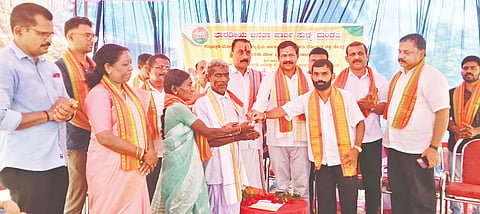 ಪುಟ್ಟಣ್ಣ ದಂಪತಿಗಳಿಗೆ ಮನೆ ಕೀಲಿ ಕೈ ಹಸ್ತಾಂತರಿಸಲಾಯಿತು. ಸತೀಶ್ ಕುಂಪಲ, ಭಾಗೀರಥಿ ಮುರುಳ್ಯ, ಪ್ರಸನ್ನ ವಾರ್ತ, ವೆಂಕಟ್ ವಳಲಂಬೆ ಇತರರು ಇದ್ದರು.
