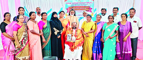  ಕೋಡಿಂಬಾಳ ಚರ್ಚ್ ಸಭಾಂಗಣದಲ್ಲಿ ಕಿಡ್ಸ್ ಸಂಸ್ಥೆ ಕಾರ್ಯನಿರ್ವಾಹಕ ನಿರ್ದೇಶಕ ಜಾನ್ ಕುನ್ನತೇತ್ ಅವರನ್ನು ಸನ್ಮಾನಿಸಲಾಯಿತು. 