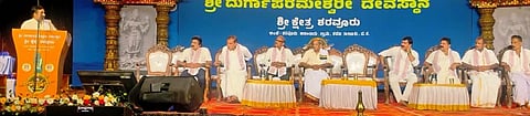  ಶರವೂರು ಶ್ರೀ ದುರ್ಗಾಪರಮೇಶ್ವರಿ ದೇವಾಲಯದ ಬ್ರಹ್ಮಕಲಶೋತ್ಸವದ ಧಾರ್ಮಿಕ ಸಭೆಯಲ್ಲಿ ಕೇಶವ ಪ್ರಸಾದ್ ಮುಳಿಯ ಮಾತನಾಡಿದರು. ಎಚ್.ಪದ್ಮಕುಮಾರ್, ಮೋಹನ್ ರೈ, ಸುಮಂತ್‌ಕುಮಾರ್ ಜೈನ್, ಜಯಂತ ನಡುಬೈಲು, ಸುಬ್ರಹ್ಮಣ್ಯ ರಾವ್ ಇತರರಿದ್ದರು.