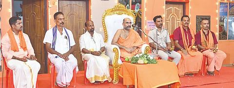  ಶ್ರೀ ದುರ್ಗಾಂಬಿಕಾ ಅಮ್ಮನವರ ದೇವಸ್ಥಾನದಲ್ಲಿ ಏಕಾಹ ಭಜನೋತ್ಸವ ಪ್ರಯುಕ್ತ ನಡೆದ ಧಾರ್ಮಿಕ ಸಭೆಯಲ್ಲಿ ಸುಬ್ರಹ್ಮಣ್ಯ ಮಠಾಧೀಶ ಶ್ರೀ ವಿದ್ಯಾಪ್ರಸನ್ನ ತೀರ್ಥ ಸ್ವಾಮೀಜಿ ಆಶೀರ್ವಚನ ನೀಡಿದರು. ಪ್ರಮುಖರಾದ ಚಂದ್ರಶೇಖರ ಕರ್ಕೇರ, ಜಂಬುರಾಜ್ ಮಹಾಜನ್, ಜಯಂತ ಕುತ್ಯಾಡಿ ಸಂಕೇಶ ಮೊದಲಾದವರಿದ್ದರು.