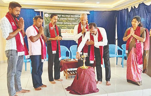  ಧರ್ಮಸ್ಥಳ ಯೋಜನೆ ಜಿಲ್ಲಾ ನಿರ್ದೇಶಕ ಬಾಬು ನಾಯ್ಕ ‘ಆವಾರ-ಪುಲಮರ್ದ್‌ದ ಕಜ್ಜಕೊಟ್ಯ’ ಕಾರ್ಯಕ್ರಮವನ್ನು ಉದ್ಘಾಟಿಸಿದರು. ಕೆ.ಸೇಸಪ್ಪ ರೈ, ಕೆ.ಮಹೇಶ್ ಸವಣೂರು, ವೀರೇಂದ್ರ ಮತ್ತಿತರರಿದ್ದರು.  